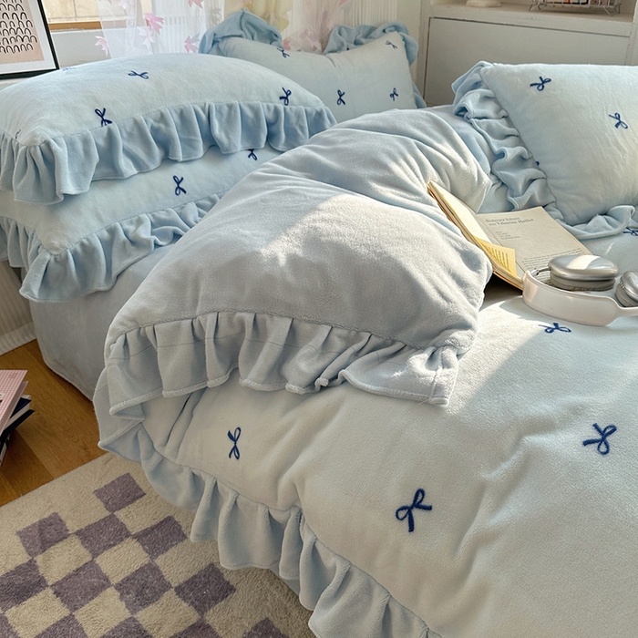 91家纺网 家纺一手货源 找家纺 欣宜家纺 2025新款韩版蝴蝶结花边款牛奶绒四件套 蝴蝶结-淡蓝