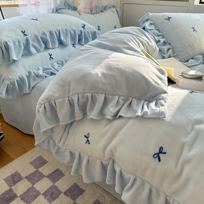 91家纺网 家纺一手货源 找家纺 欣宜家纺 2025新款韩版蝴蝶结花边款牛奶绒四件套 蝴蝶结-淡蓝