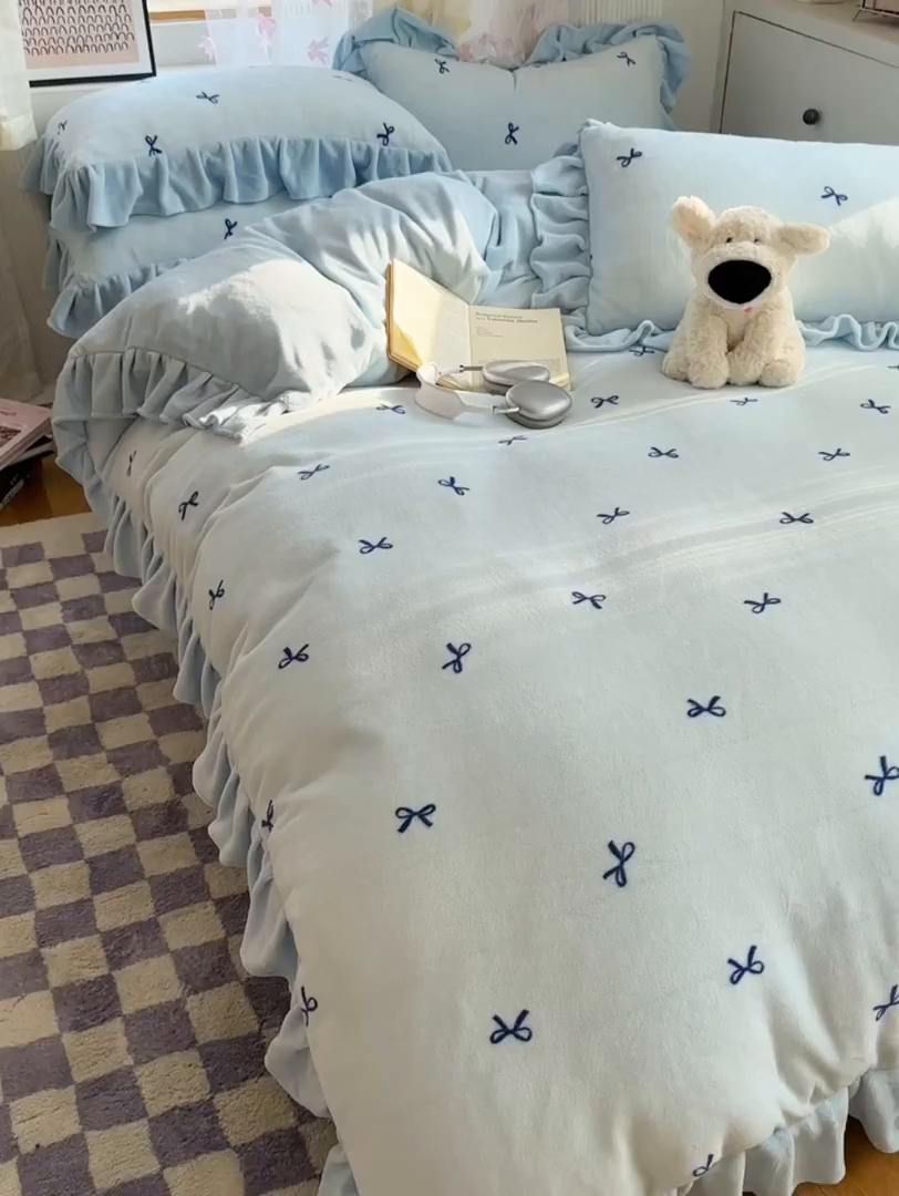 91家纺网 家纺一手货源 找家纺 欣宜家纺 2025新款韩版蝴蝶结花边款牛奶绒四件套 蝴蝶结-淡蓝