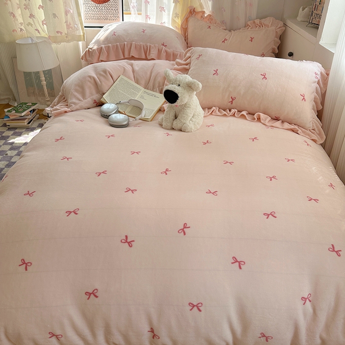 91家纺网 家纺一手货源 找家纺 欣宜家纺 2025新款韩版蝴蝶结花边款牛奶绒四件套 蝴蝶结-浅粉