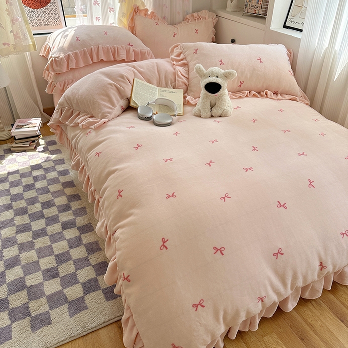 91家纺网 家纺一手货源 找家纺 欣宜家纺 2025新款韩版蝴蝶结花边款牛奶绒四件套 蝴蝶结-浅粉