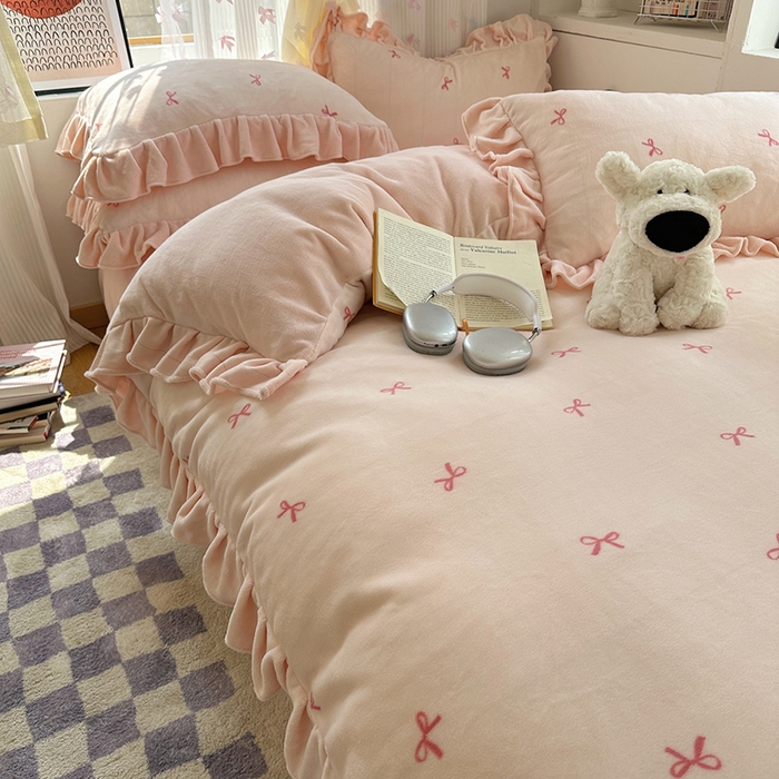 91家纺网 家纺一手货源 找家纺 欣宜家纺 2025新款韩版蝴蝶结花边款牛奶绒四件套 蝴蝶结-浅粉