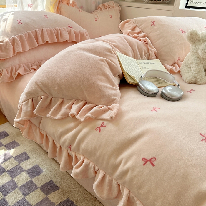 91家纺网 家纺一手货源 找家纺 欣宜家纺 2025新款韩版蝴蝶结花边款牛奶绒四件套 蝴蝶结-浅粉