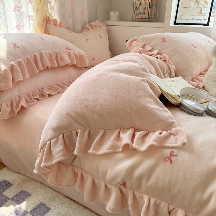 91家纺网 家纺一手货源 找家纺 欣宜家纺 2025新款韩版蝴蝶结花边款牛奶绒四件套 蝴蝶结-浅粉