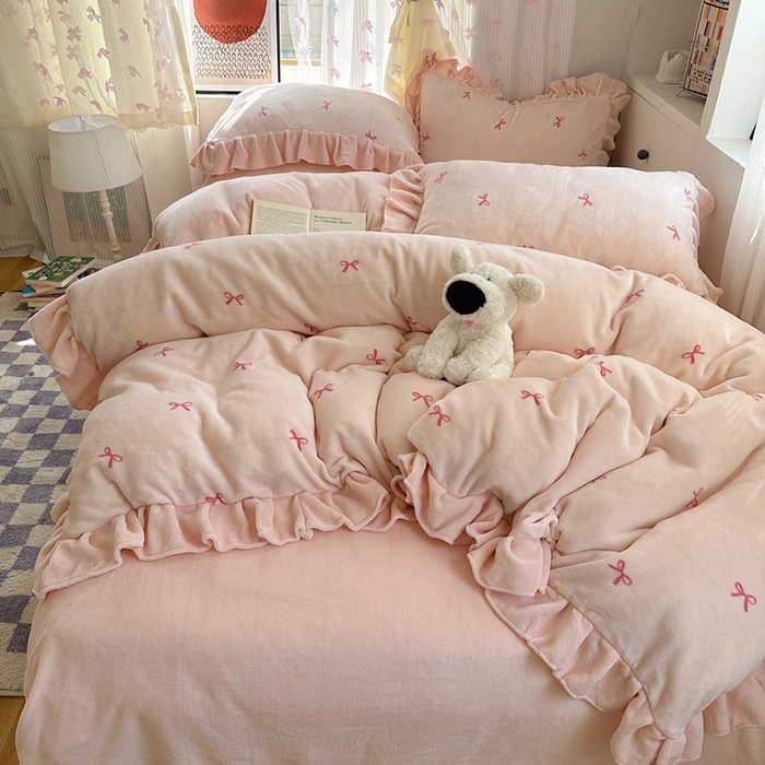 91家纺网 家纺一手货源 找家纺 欣宜家纺 2025新款韩版蝴蝶结花边款牛奶绒四件套 蝴蝶结-浅粉