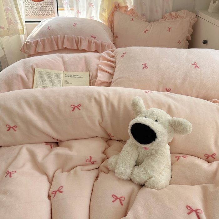 91家纺网 家纺一手货源 找家纺 欣宜家纺 2025新款韩版蝴蝶结花边款牛奶绒四件套 蝴蝶结-浅粉