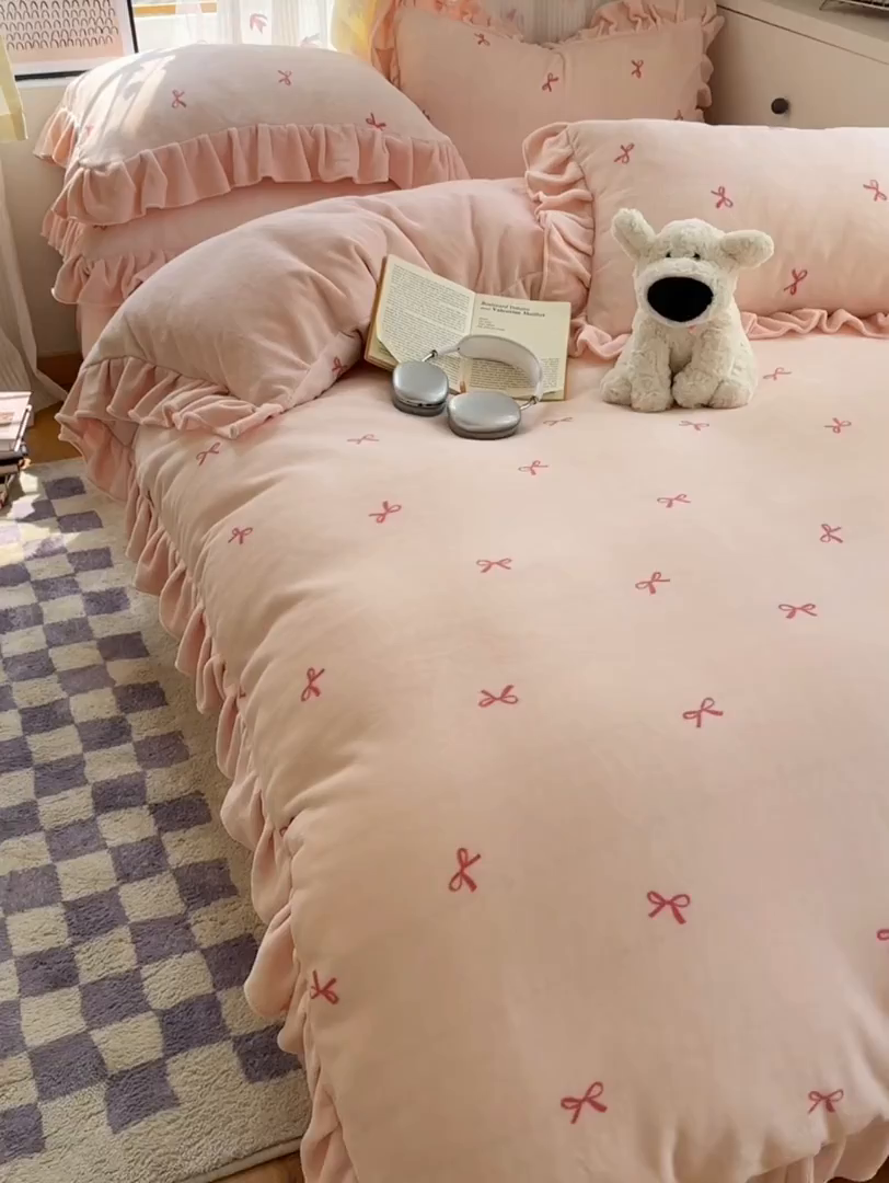 91家纺网 家纺一手货源 找家纺 欣宜家纺 2025新款韩版蝴蝶结花边款牛奶绒四件套 蝴蝶结-浅粉