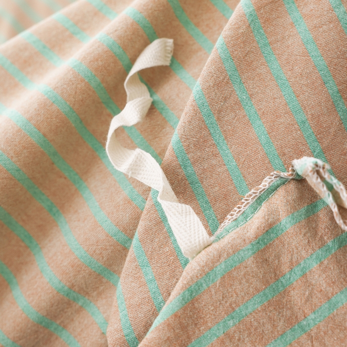 91家纺网 家纺一手货源 找家纺 柠萌家居 2026新款色织水洗棉四件套单被套 驼红条