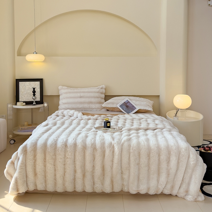 91家纺网 家纺一手货源 找家纺 欣宜家纺 2025新款兔兔绒牛奶绒加厚兔毛毯保暖毯子 米白