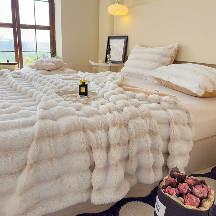 91家纺网 家纺一手货源 找家纺 欣宜家纺 2025新款兔兔绒牛奶绒加厚兔毛毯保暖毯子 米白