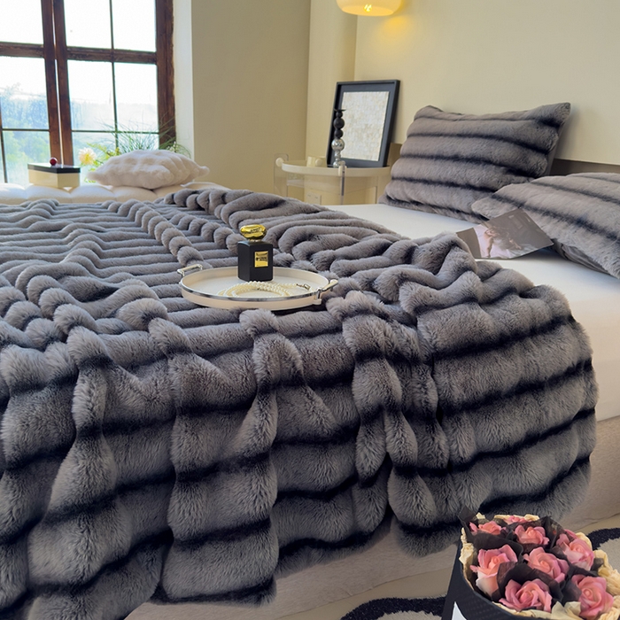 91家纺网 家纺一手货源 找家纺 欣宜家纺 2025新款兔兔绒牛奶绒加厚兔毛毯保暖毯子 深灰