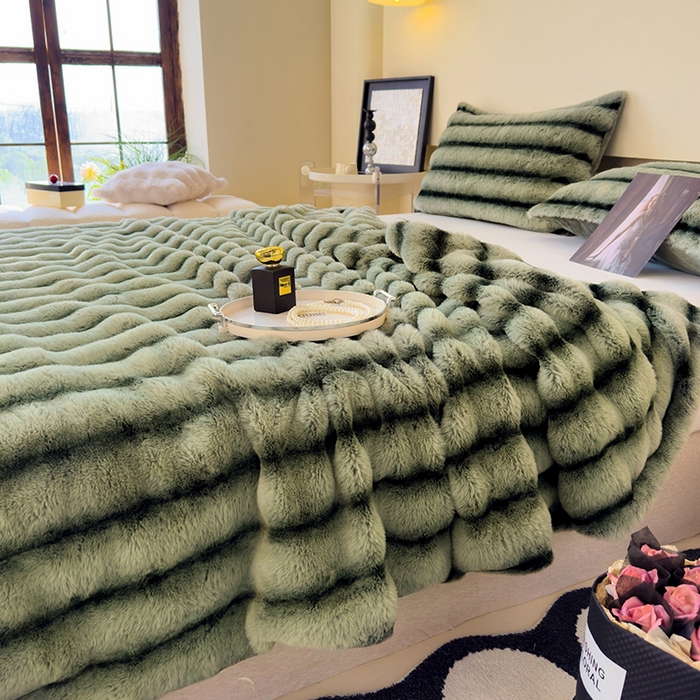 91家纺网 家纺一手货源 找家纺 欣宜家纺 2025新款兔兔绒牛奶绒加厚兔毛毯保暖毯子 深绿