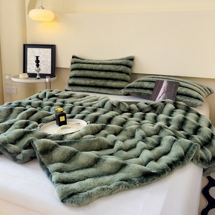 91家纺网 家纺一手货源 找家纺 欣宜家纺 2025新款兔兔绒牛奶绒加厚兔毛毯保暖毯子 深绿
