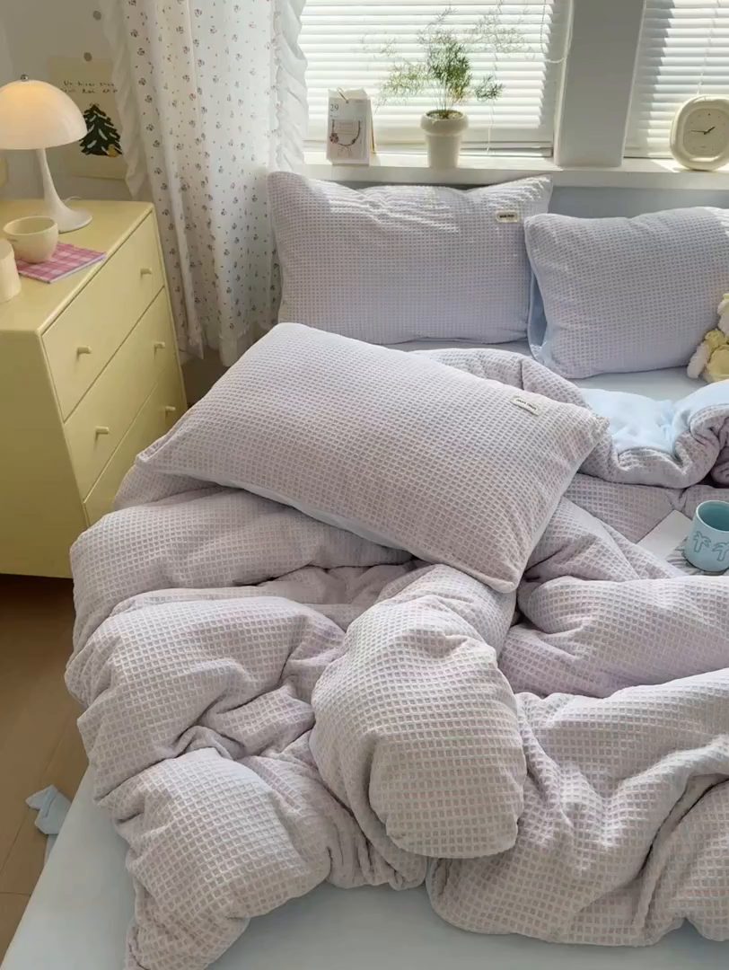 91家纺网 家纺一手货源 找家纺 （总）欣宜家纺 2025秋冬新款ins奶油风双拼华夫格烂花雕花绒牛奶绒四件套