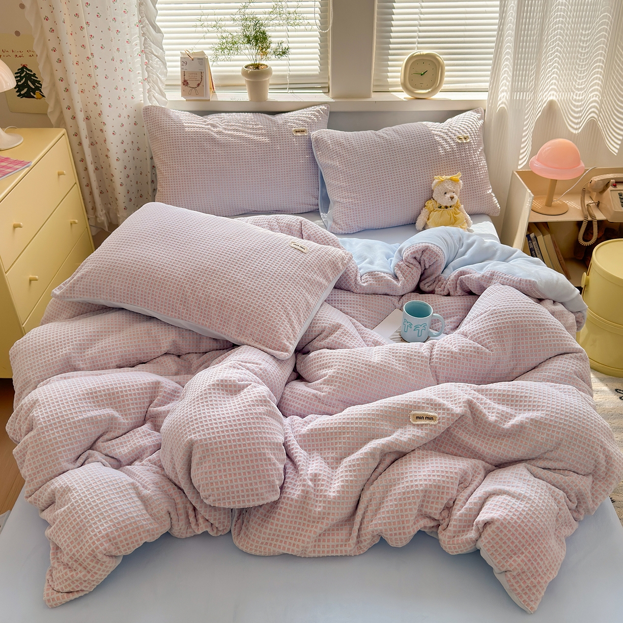 91家纺网 家纺一手货源 找家纺 （总）欣宜家纺 2025秋冬新款ins奶油风双拼华夫格烂花雕花绒牛奶绒四件套