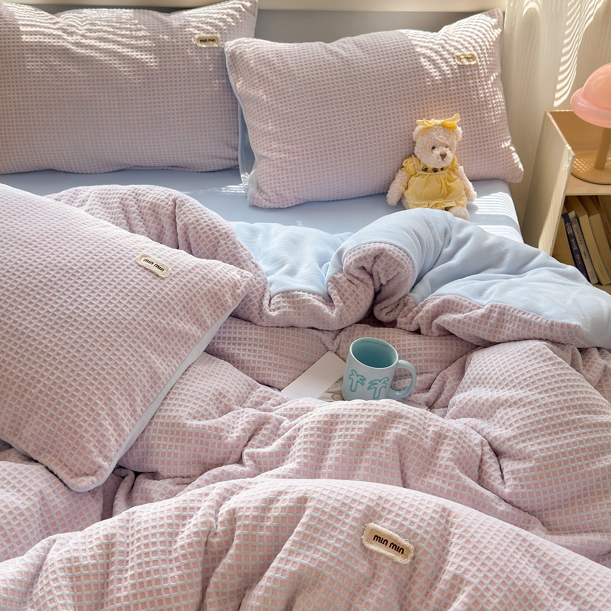 91家纺网 家纺一手货源 找家纺 （总）欣宜家纺 2025秋冬新款ins奶油风双拼华夫格烂花雕花绒牛奶绒四件套