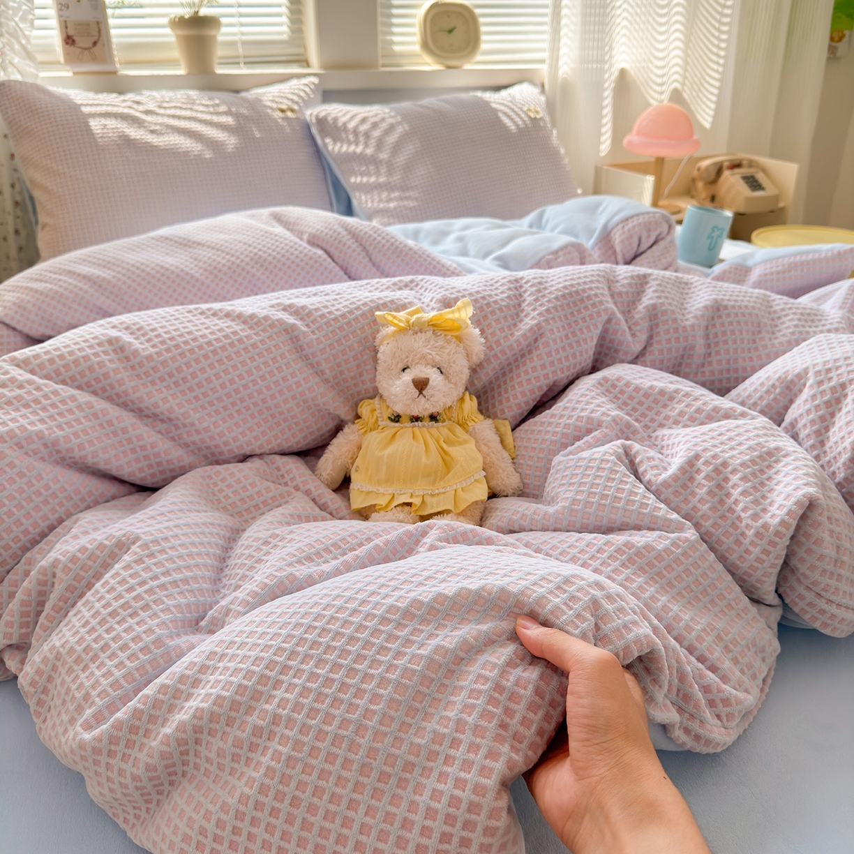 91家纺网 家纺一手货源 找家纺 （总）欣宜家纺 2025秋冬新款ins奶油风双拼华夫格烂花雕花绒牛奶绒四件套