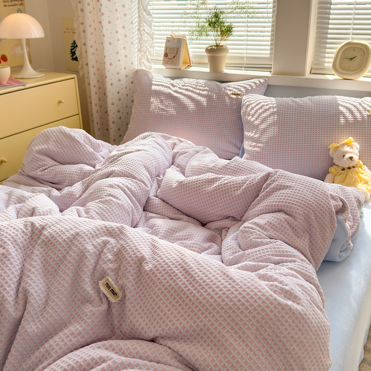 91家纺网 家纺一手货源 找家纺 （总）欣宜家纺 2025秋冬新款ins奶油风双拼华夫格烂花雕花绒牛奶绒四件套