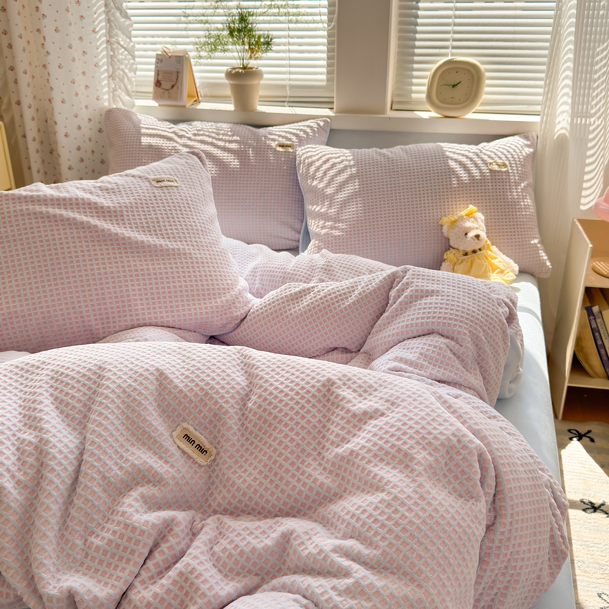 91家纺网 家纺一手货源 找家纺 （总）欣宜家纺 2025秋冬新款ins奶油风双拼华夫格烂花雕花绒牛奶绒四件套