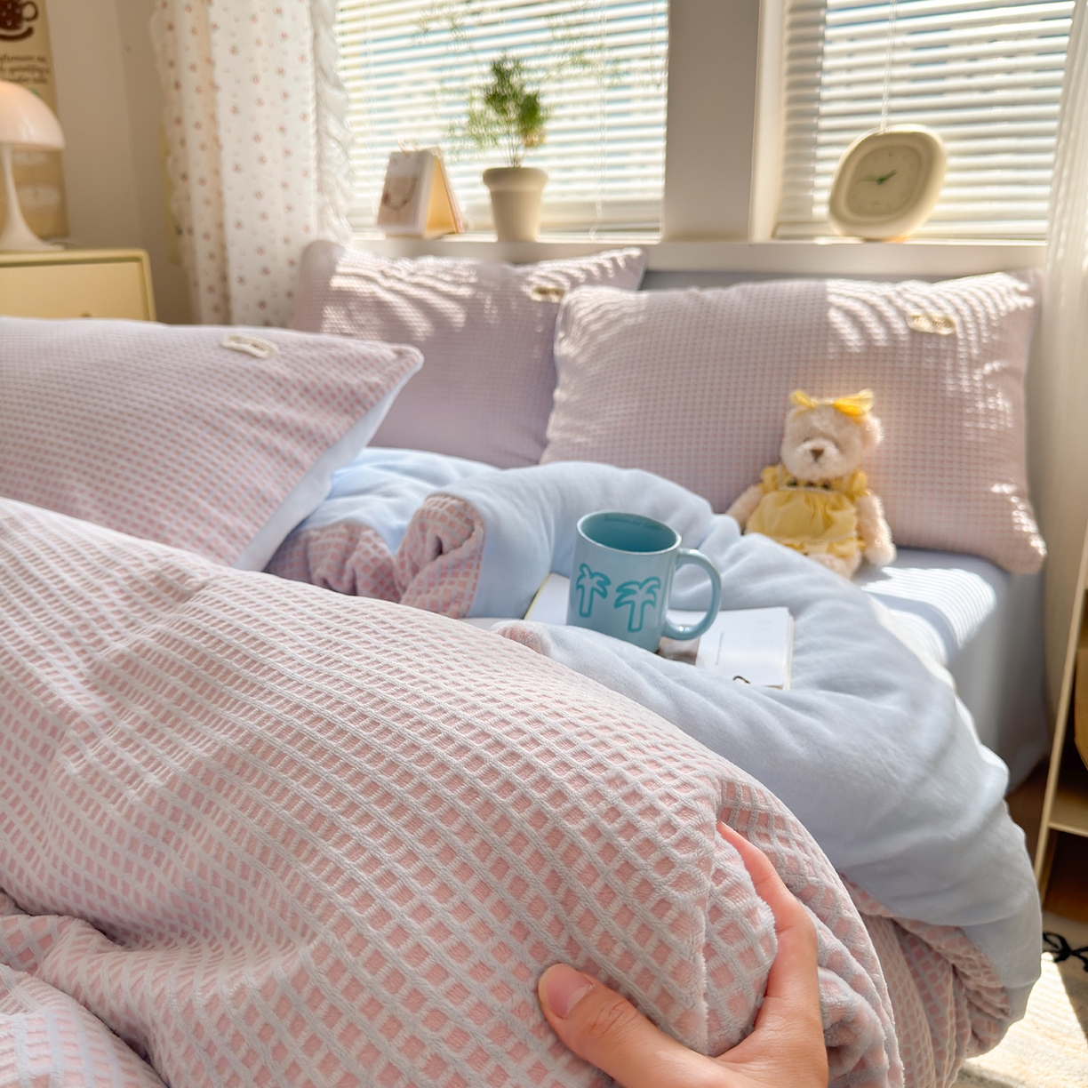 91家纺网 家纺一手货源 找家纺 （总）欣宜家纺 2025秋冬新款ins奶油风双拼华夫格烂花雕花绒牛奶绒四件套