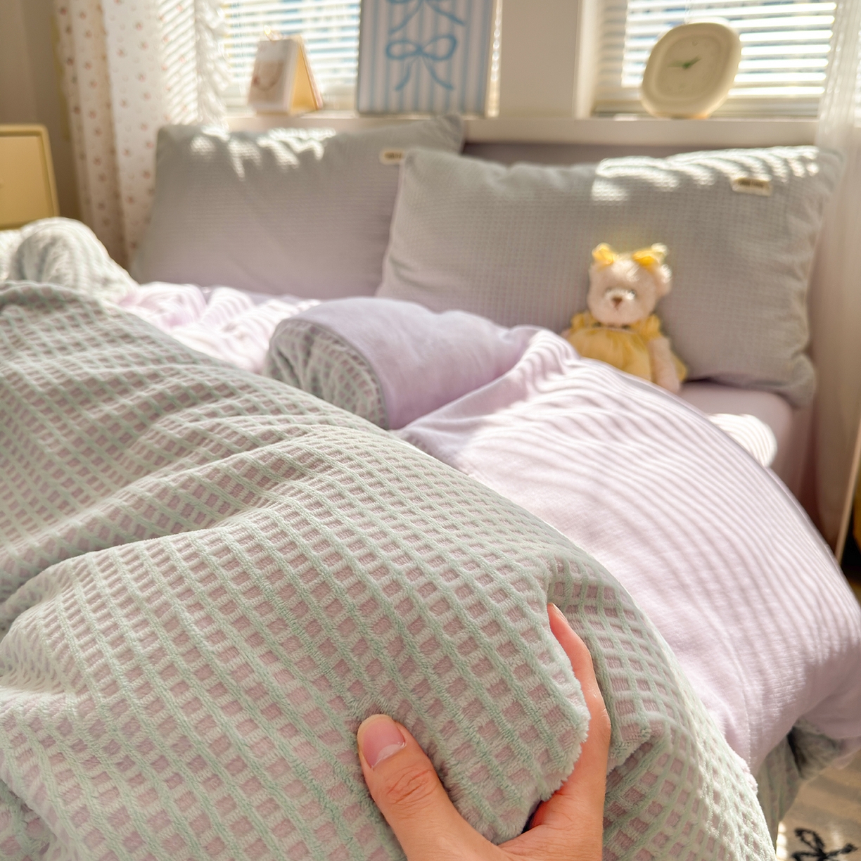 91家纺网 家纺一手货源 找家纺 （总）欣宜家纺 2025秋冬新款ins奶油风双拼华夫格烂花雕花绒牛奶绒四件套