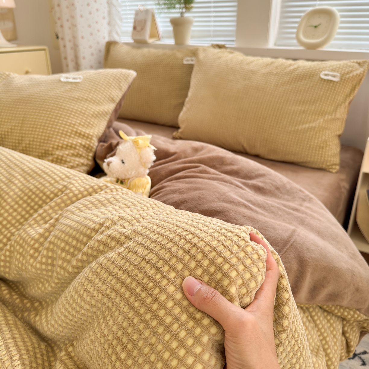 91家纺网 家纺一手货源 找家纺 （总）欣宜家纺 2025秋冬新款ins奶油风双拼华夫格烂花雕花绒牛奶绒四件套