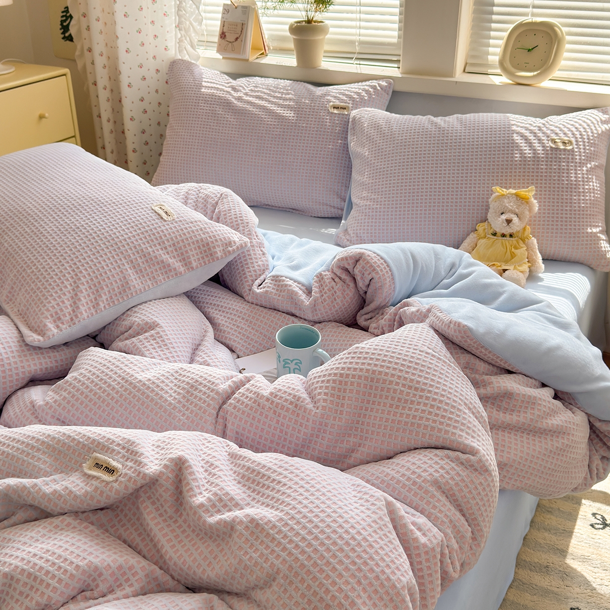 91家纺网 家纺一手货源 找家纺 欣宜家纺 2025秋冬新款ins奶油风双拼华夫格烂花雕花绒牛奶绒四件套 华夫格-粉蓝