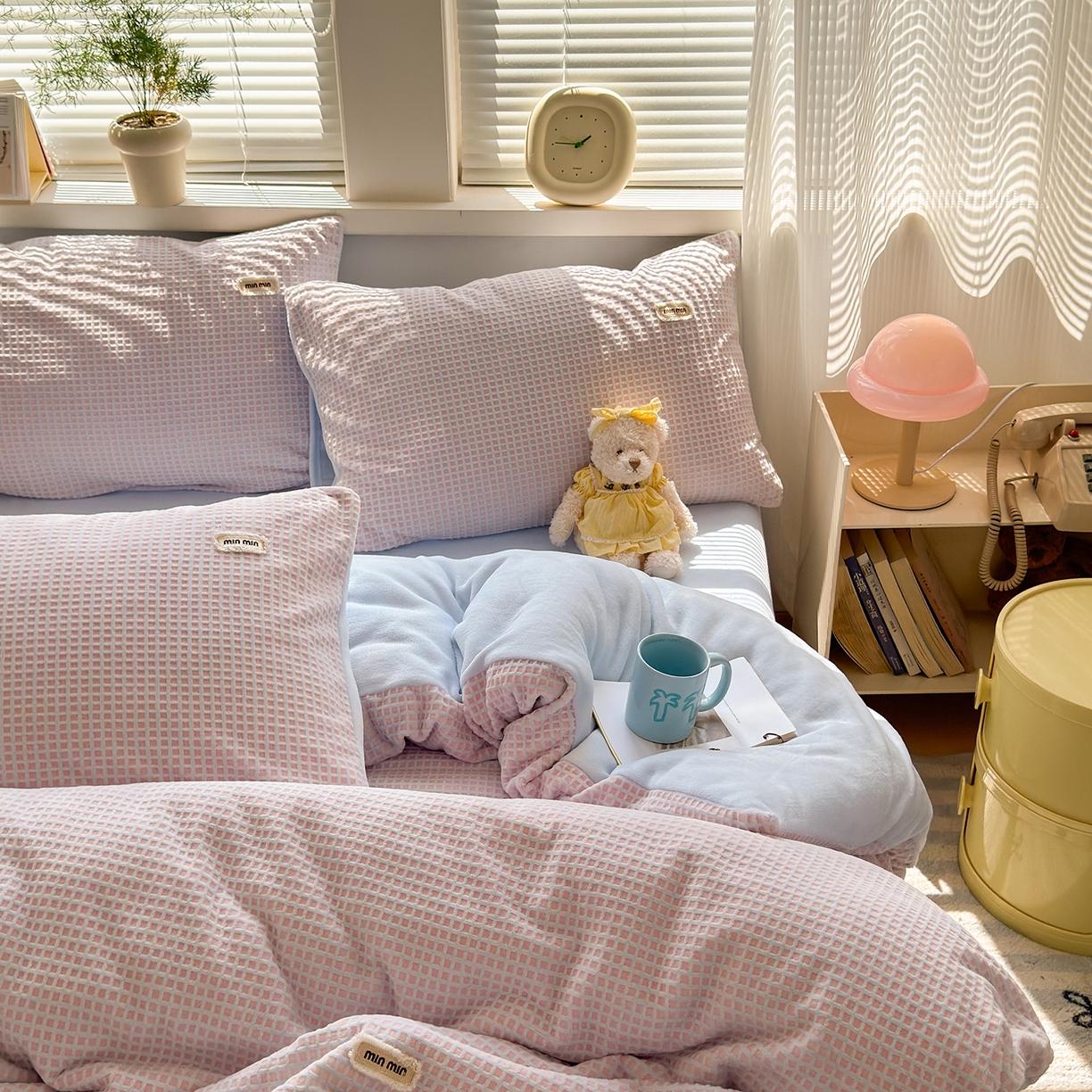 91家纺网 家纺一手货源 找家纺 欣宜家纺 2025秋冬新款ins奶油风双拼华夫格烂花雕花绒牛奶绒四件套 华夫格-粉蓝