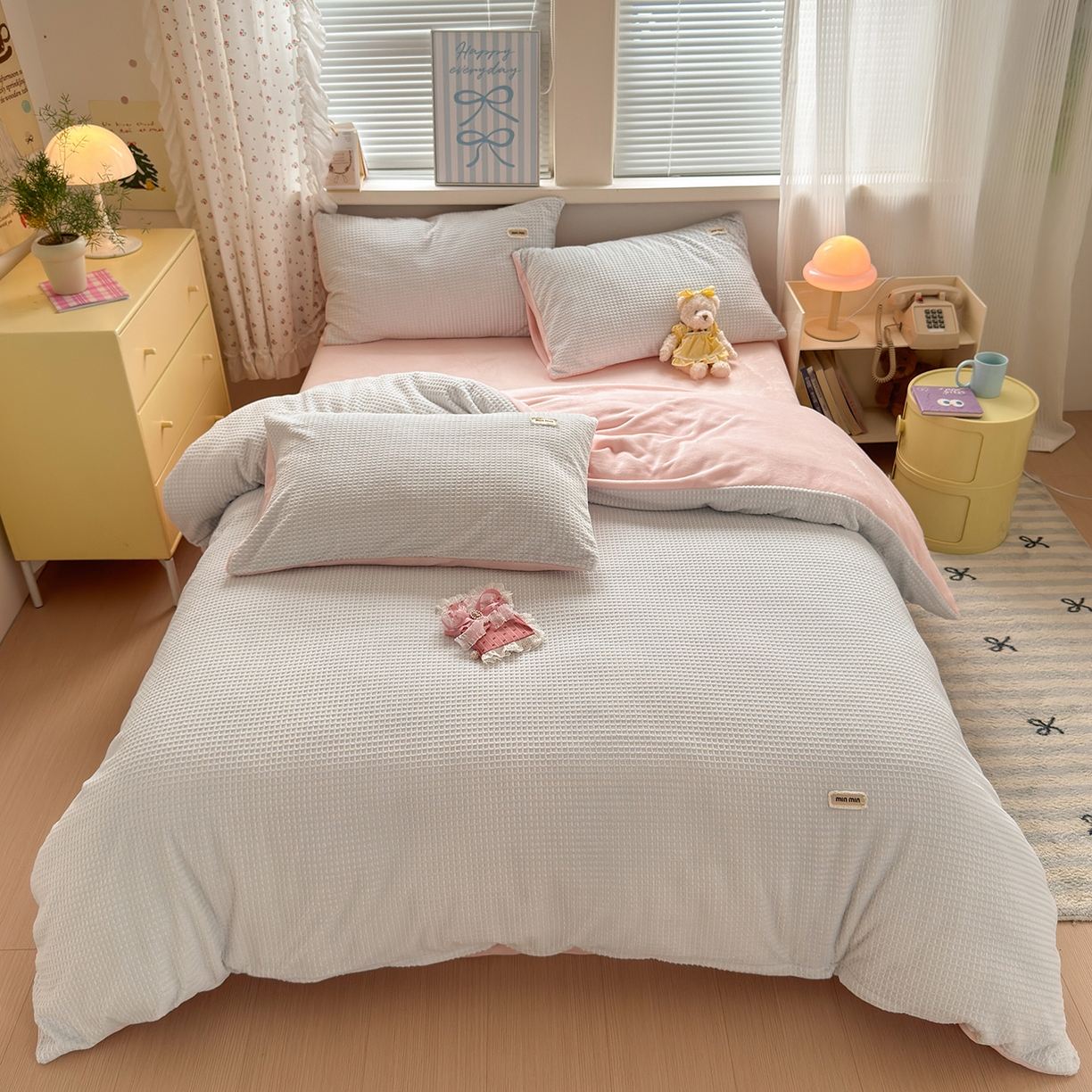 91家纺网 家纺一手货源 找家纺 欣宜家纺 2025秋冬新款ins奶油风双拼华夫格烂花雕花绒牛奶绒四件套 华夫格-蓝粉