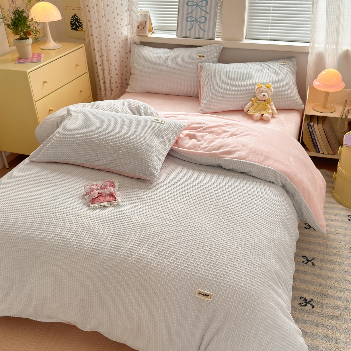 91家纺网 家纺一手货源 找家纺 欣宜家纺 2025秋冬新款ins奶油风双拼华夫格烂花雕花绒牛奶绒四件套 华夫格-蓝粉