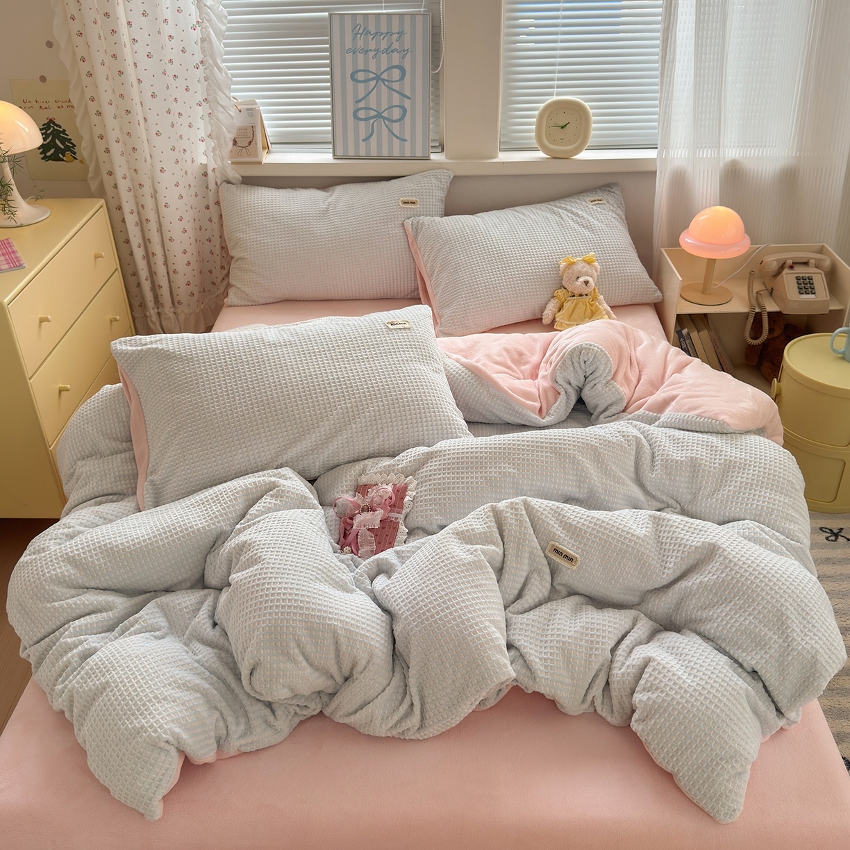 91家纺网 家纺一手货源 找家纺 欣宜家纺 2025秋冬新款ins奶油风双拼华夫格烂花雕花绒牛奶绒四件套 华夫格-蓝粉