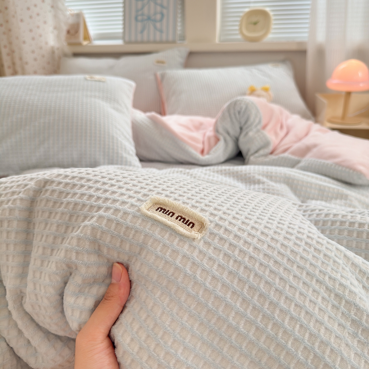 91家纺网 家纺一手货源 找家纺 欣宜家纺 2025秋冬新款ins奶油风双拼华夫格烂花雕花绒牛奶绒四件套 华夫格-蓝粉