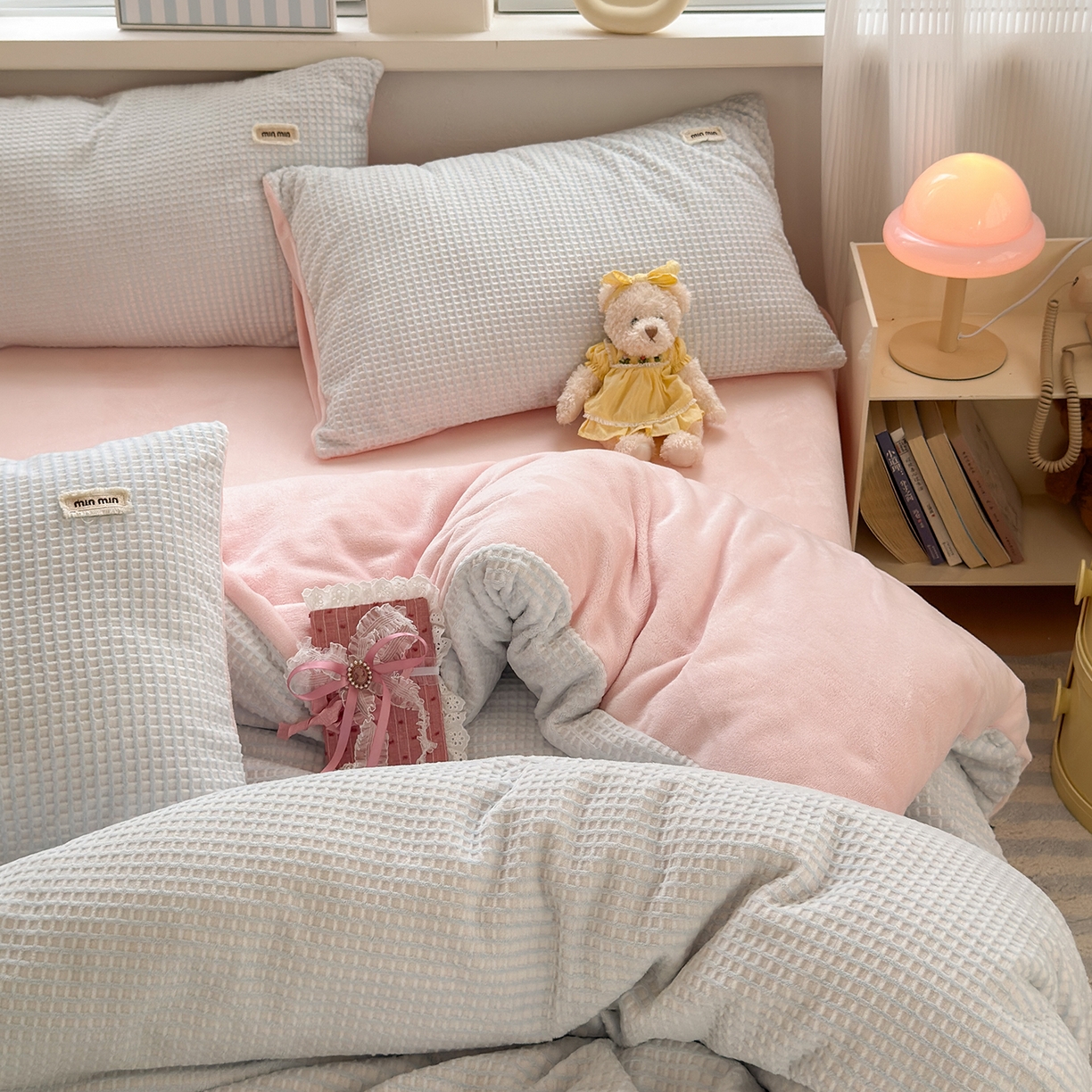 91家纺网 家纺一手货源 找家纺 欣宜家纺 2025秋冬新款ins奶油风双拼华夫格烂花雕花绒牛奶绒四件套 华夫格-蓝粉