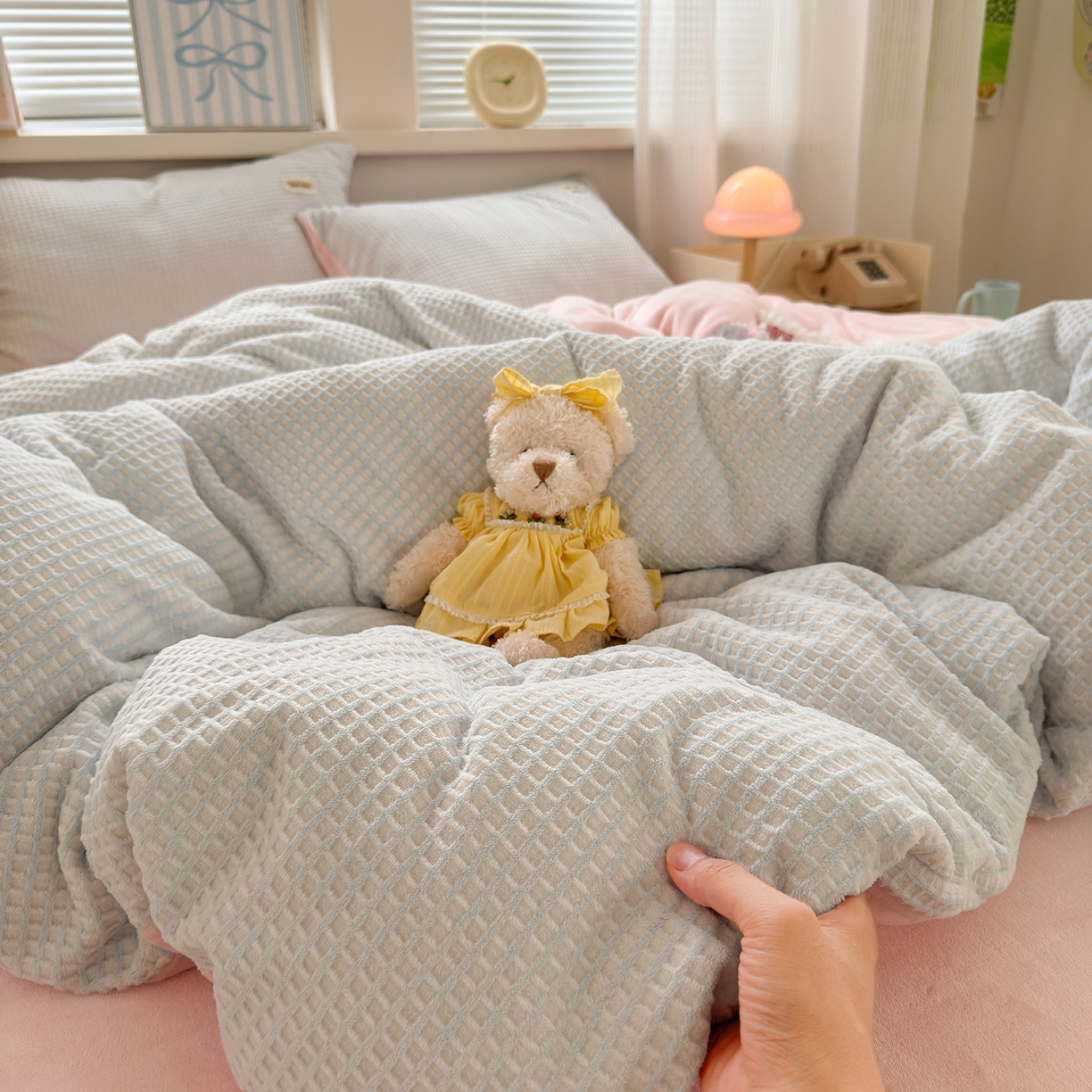 91家纺网 家纺一手货源 找家纺 欣宜家纺 2025秋冬新款ins奶油风双拼华夫格烂花雕花绒牛奶绒四件套 华夫格-蓝粉