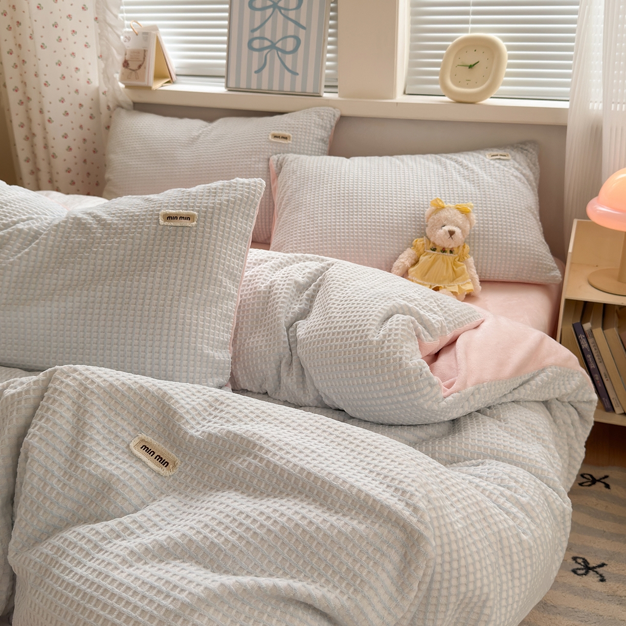 91家纺网 家纺一手货源 找家纺 欣宜家纺 2025秋冬新款ins奶油风双拼华夫格烂花雕花绒牛奶绒四件套 华夫格-蓝粉