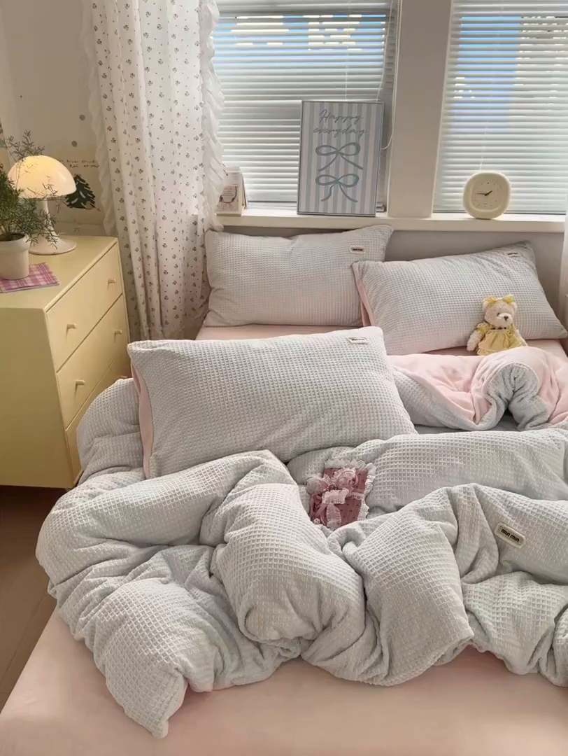 91家纺网 家纺一手货源 找家纺 欣宜家纺 2025秋冬新款ins奶油风双拼华夫格烂花雕花绒牛奶绒四件套 华夫格-蓝粉