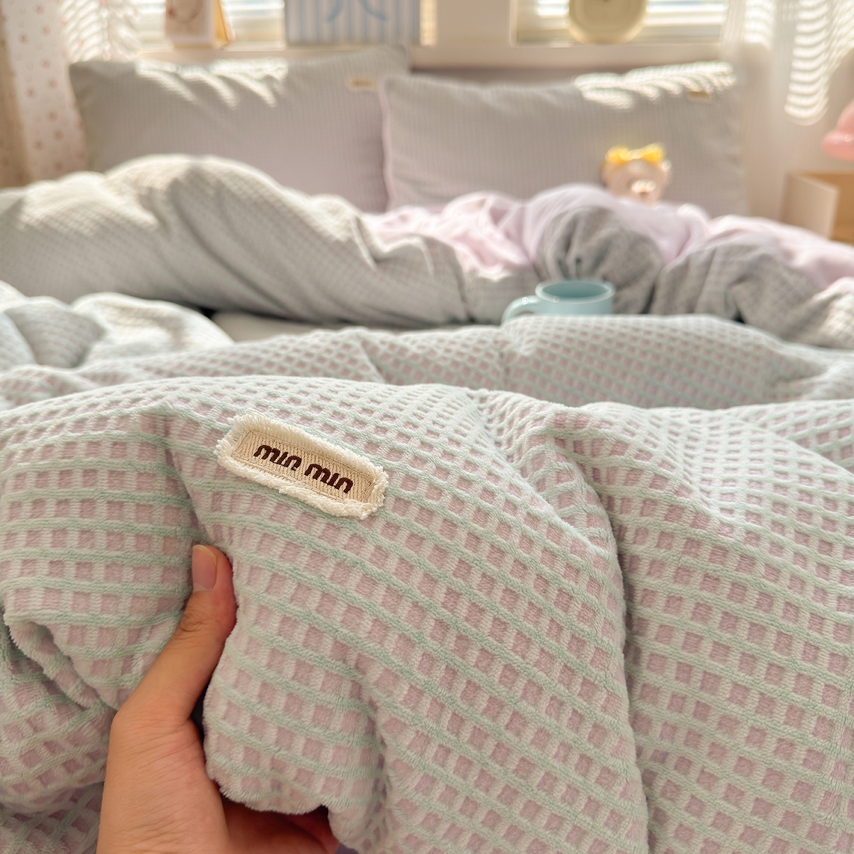 91家纺网 家纺一手货源 找家纺 欣宜家纺 2025秋冬新款ins奶油风双拼华夫格烂花雕花绒牛奶绒四件套 华夫格-绿紫