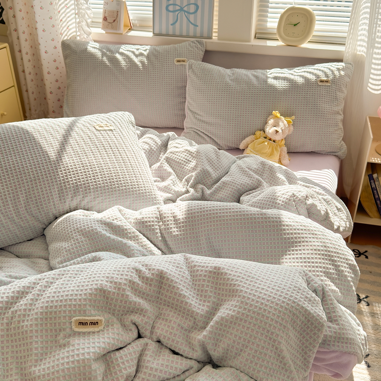 91家纺网 家纺一手货源 找家纺 欣宜家纺 2025秋冬新款ins奶油风双拼华夫格烂花雕花绒牛奶绒四件套 华夫格-绿紫