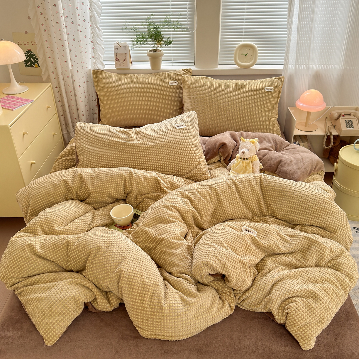 91家纺网 家纺一手货源 找家纺 欣宜家纺 2025秋冬新款ins奶油风双拼华夫格烂花雕花绒牛奶绒四件套 华夫格-奶咖