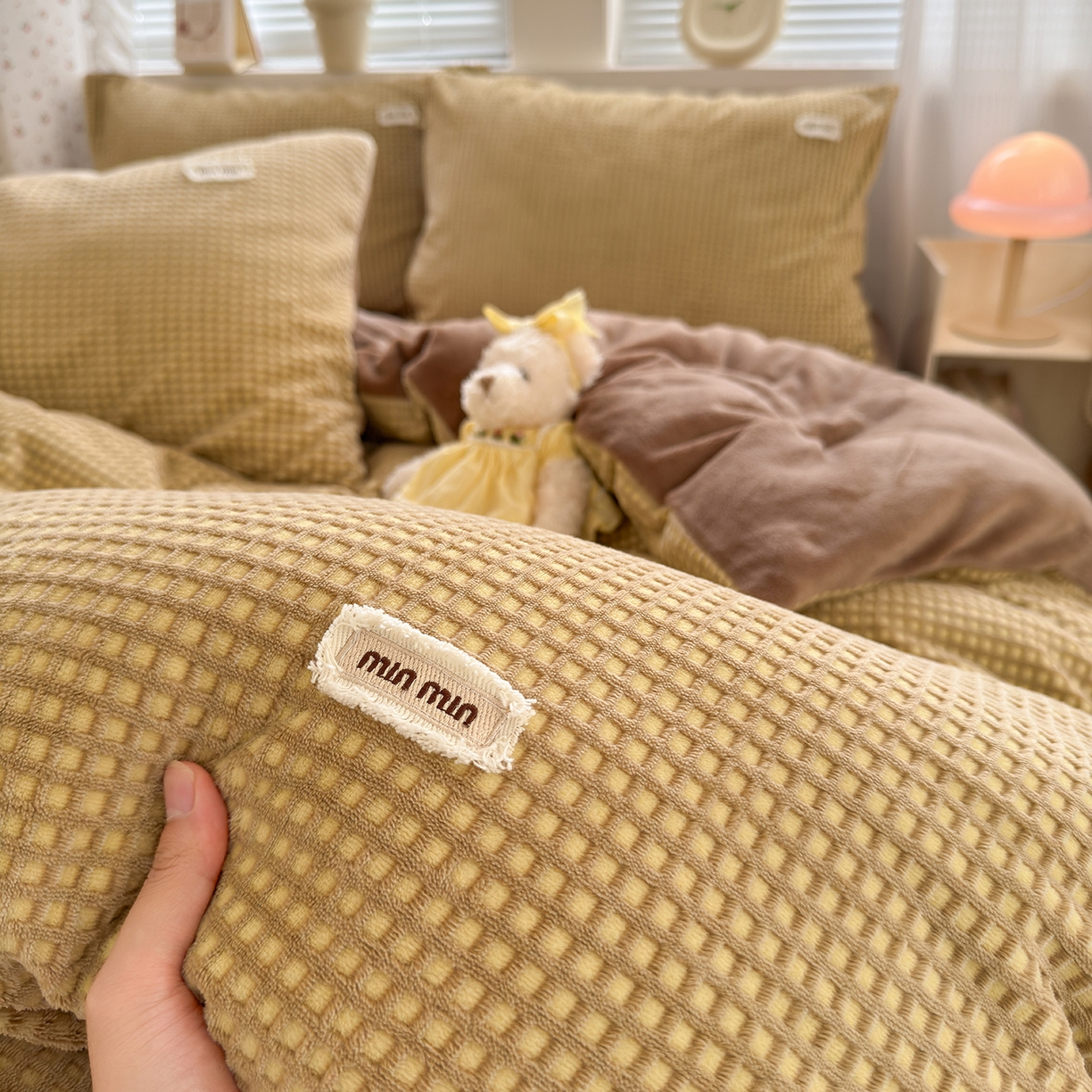 91家纺网 家纺一手货源 找家纺 欣宜家纺 2025秋冬新款ins奶油风双拼华夫格烂花雕花绒牛奶绒四件套 华夫格-奶咖