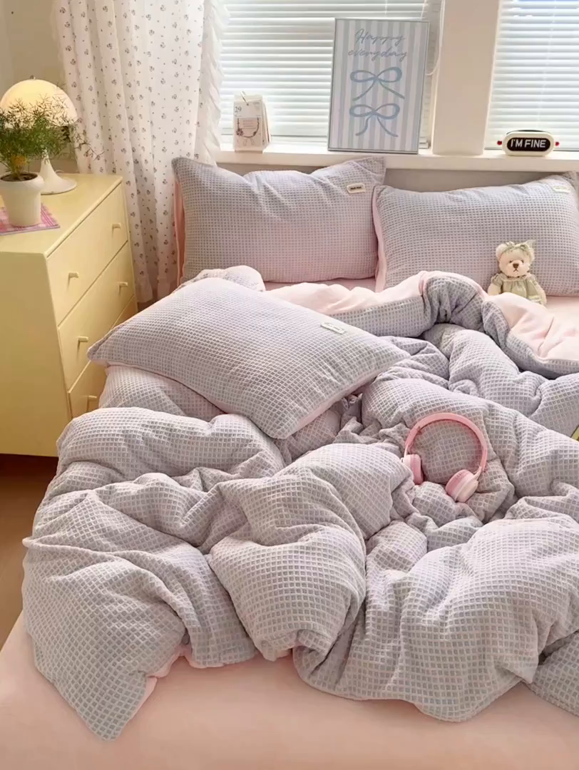 91家纺网 家纺一手货源 找家纺 欣宜家纺 2025秋冬新款ins奶油风双拼华夫格烂花雕花绒牛奶绒四件套 华夫格-紫粉