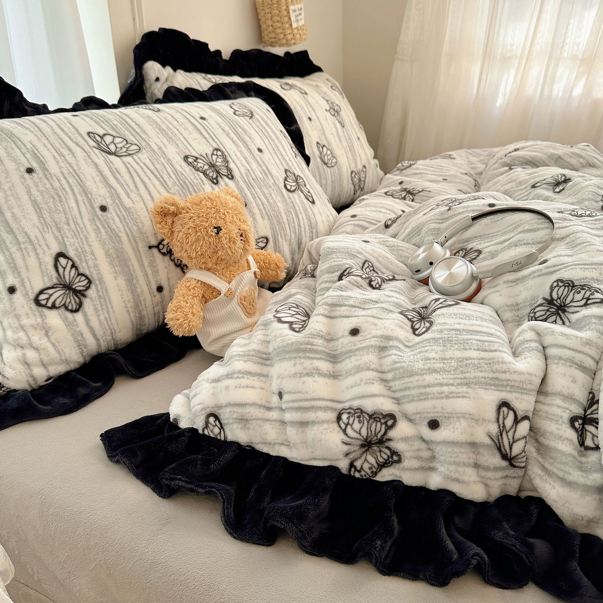 91家纺网 家纺一手货源 找家纺 （总）欣宜家纺 2025新款蝴蝶烂花牛奶绒雕花绒花边款四件套