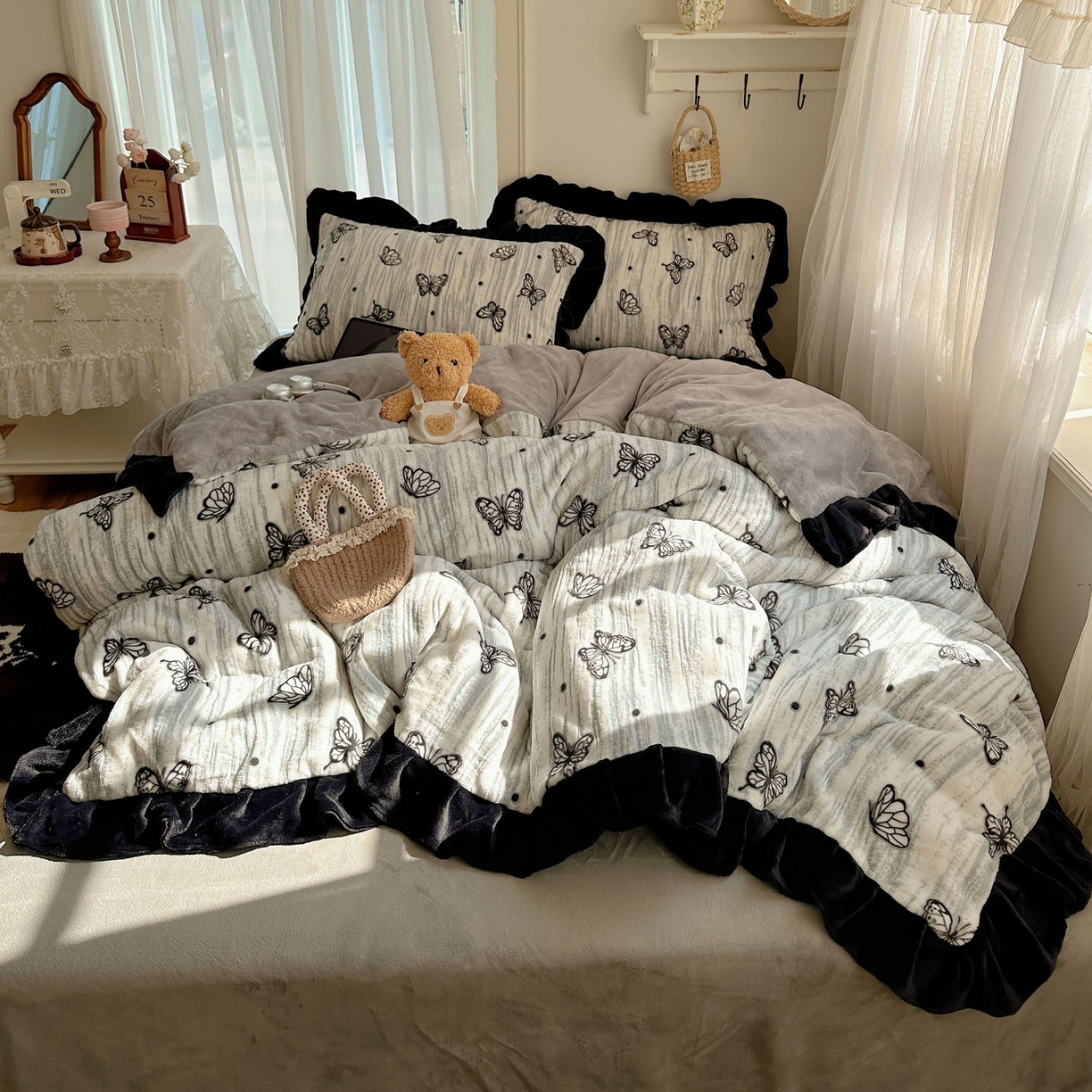 91家纺网 家纺一手货源 找家纺 （总）欣宜家纺 2025新款蝴蝶烂花牛奶绒雕花绒花边款四件套