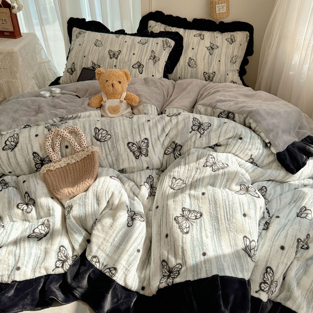 91家纺网 家纺一手货源 找家纺 （总）欣宜家纺 2025新款蝴蝶烂花牛奶绒雕花绒花边款四件套