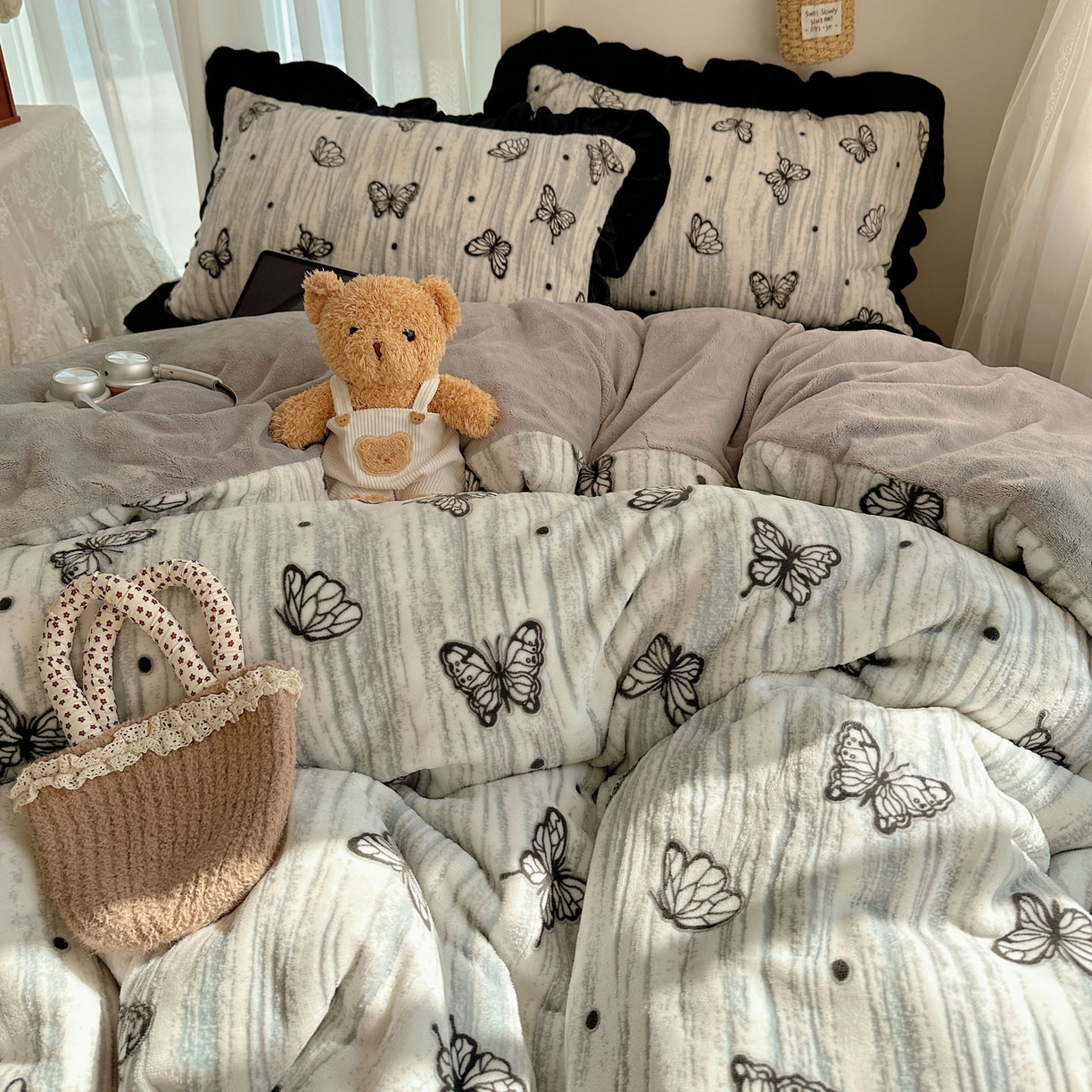 91家纺网 家纺一手货源 找家纺 （总）欣宜家纺 2025新款蝴蝶烂花牛奶绒雕花绒花边款四件套