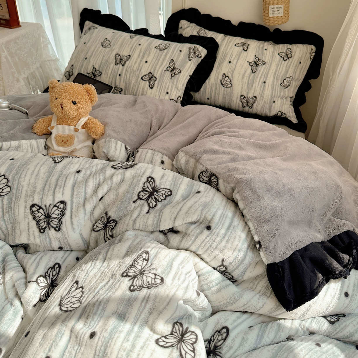 91家纺网 家纺一手货源 找家纺 （总）欣宜家纺 2025新款蝴蝶烂花牛奶绒雕花绒花边款四件套