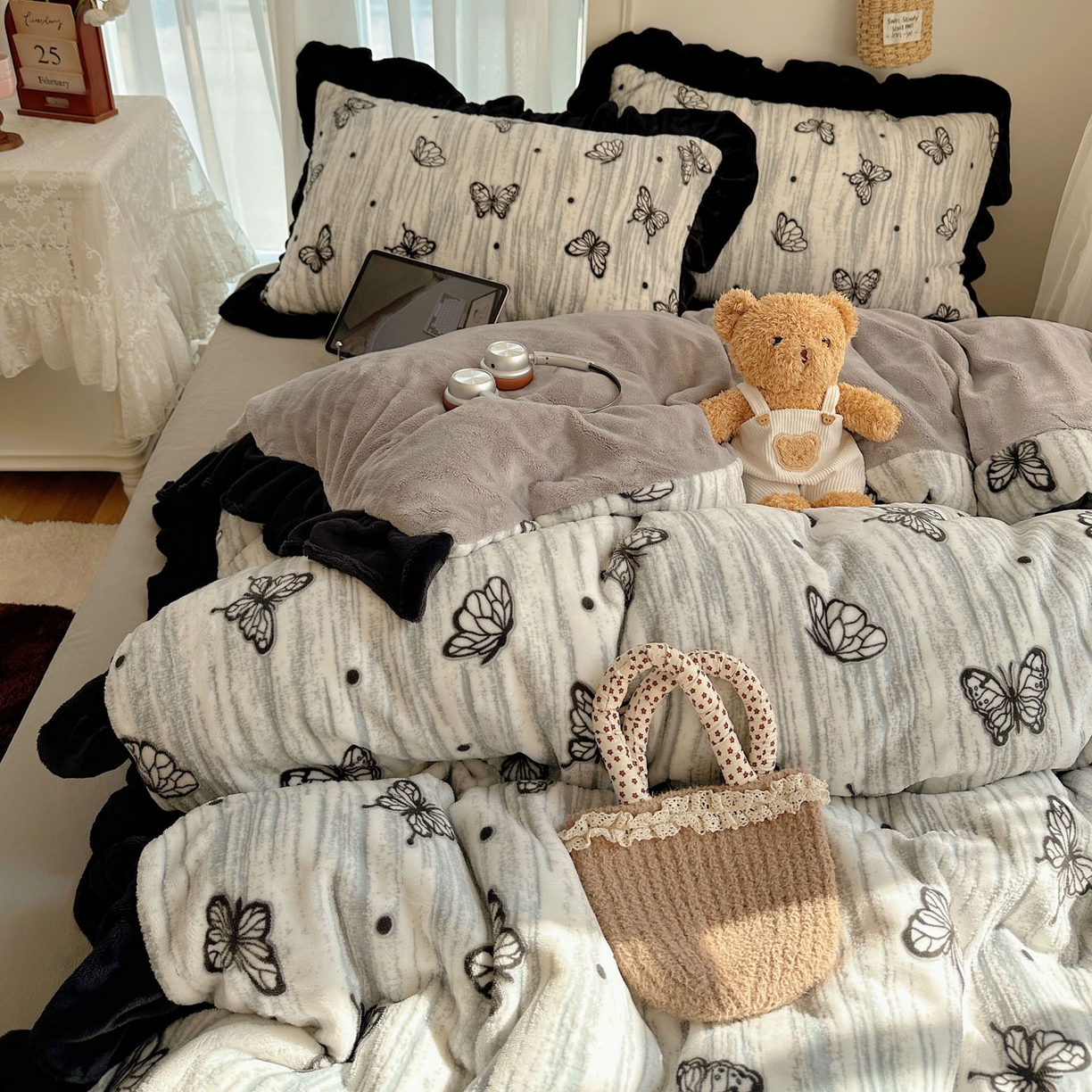 91家纺网 家纺一手货源 找家纺 （总）欣宜家纺 2025新款蝴蝶烂花牛奶绒雕花绒花边款四件套