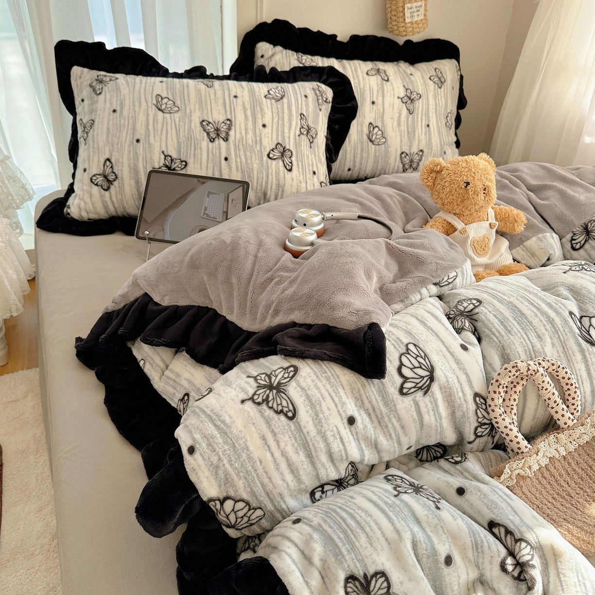 91家纺网 家纺一手货源 找家纺 （总）欣宜家纺 2025新款蝴蝶烂花牛奶绒雕花绒花边款四件套