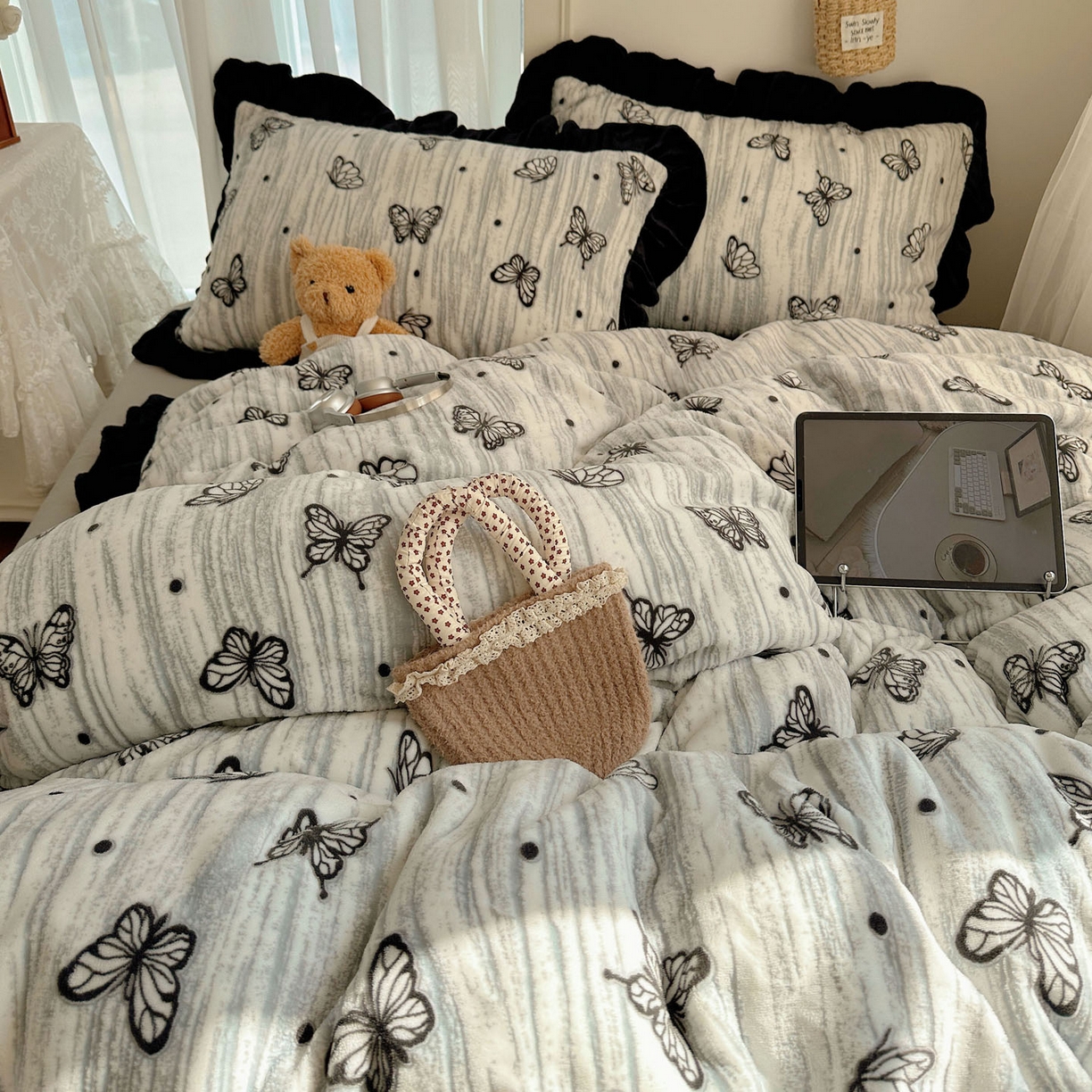 91家纺网 家纺一手货源 找家纺 欣宜家纺 2025新款蝴蝶烂花牛奶绒雕花绒花边款四件套 黑蝴蝶-灰