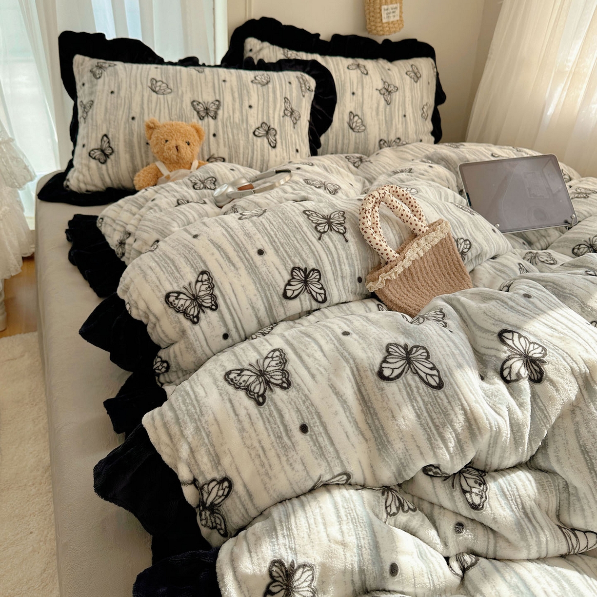 91家纺网 家纺一手货源 找家纺 欣宜家纺 2025新款蝴蝶烂花牛奶绒雕花绒花边款四件套 黑蝴蝶-灰